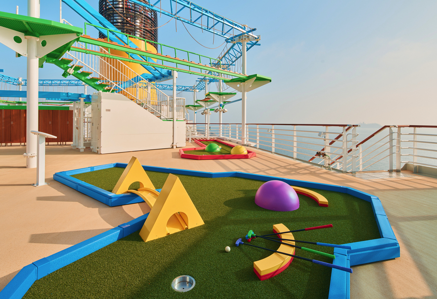 An Bord gibt es viele Freizeitmöglichkeiten wie eine Minigolfanlage oder einen Klettergarten.