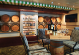 Probieren Sie einen leckeren Wein in der Frescobaldi Vinothek an Bord.