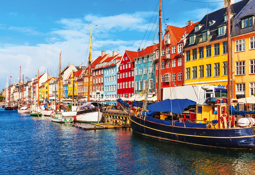 Bestaunen Sie die farbenfrohen Häuser in Nyhavn in Kopenhagen.