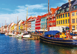 Bestaunen Sie die farbenfrohen Häuser in Nyhavn in Kopenhagen.