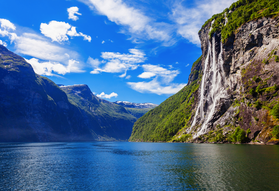 Genießen Sie die Ruhe im Fjord, das tiefblaue Wasser, die mystischen Wälder und schroffen Felsen. 