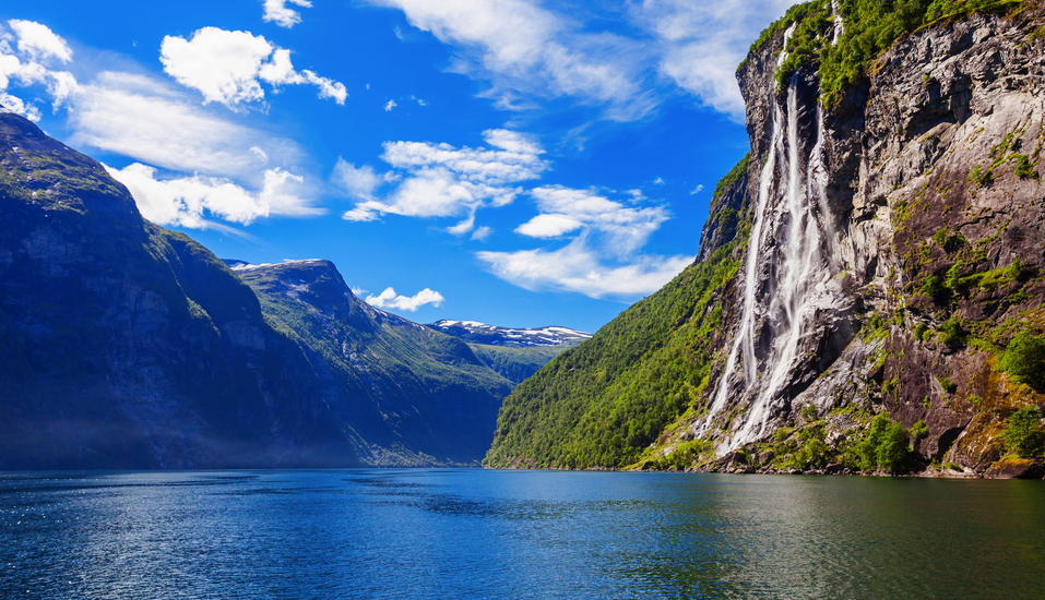 Je nach Reisetermin befahren Sie den bekannten Geirangerfjord. Die Wasserfälle 