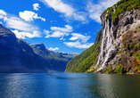 Je nach Reisetermin befahren Sie den bekannten Geirangerfjord. Die Wasserfälle 