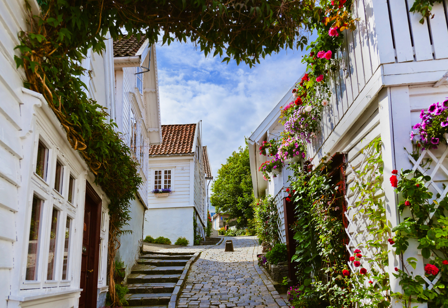 Machen Sie einen Spaziergang entlang der weißen Häuschen von Stavanger.