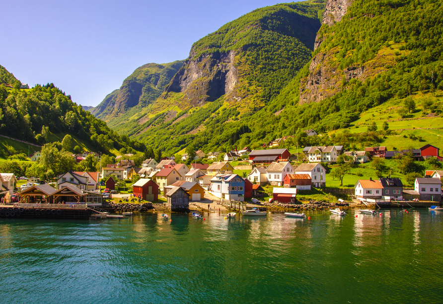 Je nach Reiseroute heißt Sie Flåm am Aurlandsfjord willkommen!