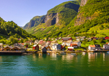 Je nach Reiseroute heißt Sie Flåm am Aurlandsfjord willkommen!