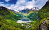 Geiranger liegt am Ende des Geirangerfjords, der zum UNESCO-Weltnaturerbe gehört.
