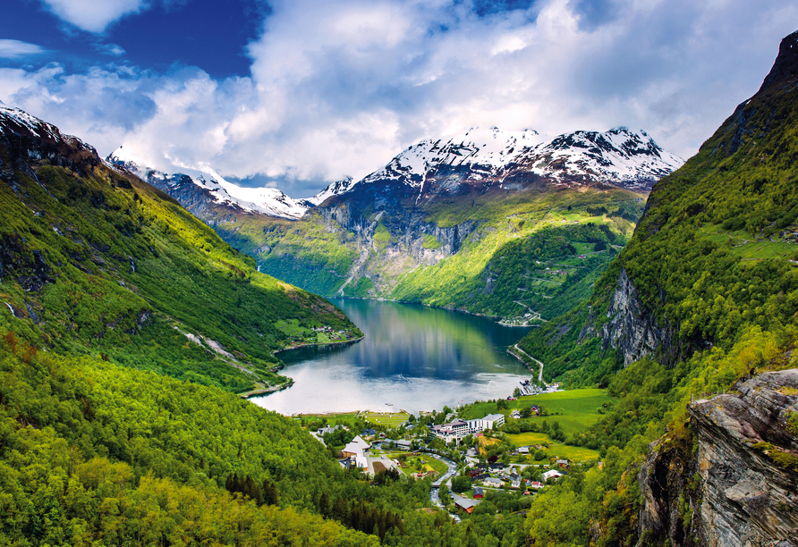 Geiranger liegt am Ende des Geirangerfjords, der zum UNESCO-Weltnaturerbe gehört.