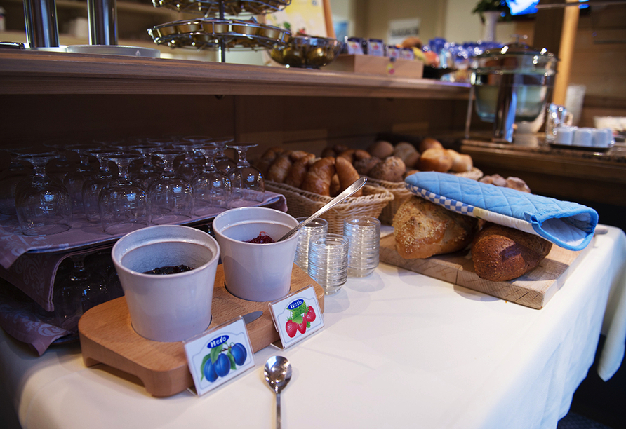 Stärken Sie sich bei einem reichhaltigen Frühstücksbuffet für Ihre Erkundungstouren durch das Berner Oberland.