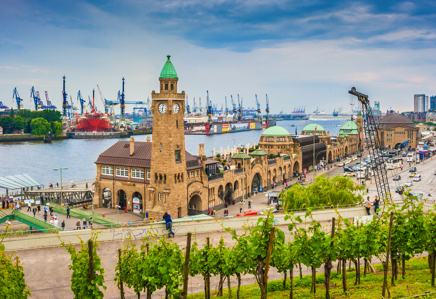 Am Ende Ihrer Kreuzfahrt erreichen Sie den Hafen von Hamburg mit den berühmten Landungsbrücken.
