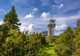 Lassen Sie sich auf dem Aussichtsturm Klinovec vom atemberaubenden Panoramablick über das Erzgebirge begeistern. 
