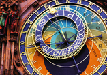 Die Astronomische Uhr am Altstädter Rathaus in Prag stammt aus dem Jahr 1410 und ist ein wissenschaftliches und künstlerisches Meisterwerk.