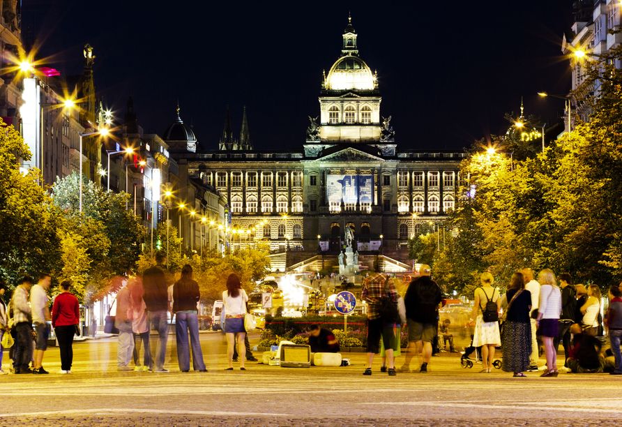 Der geschichtsträchtige Wenzelsplatz in Prag ist bei Einheimischen sowie Besuchern der Stadt ein beliebtes Ziel.