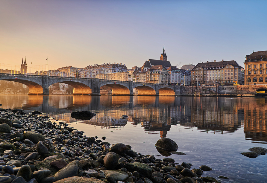 Genießen Sie den Morgen in Basel am Rhein.