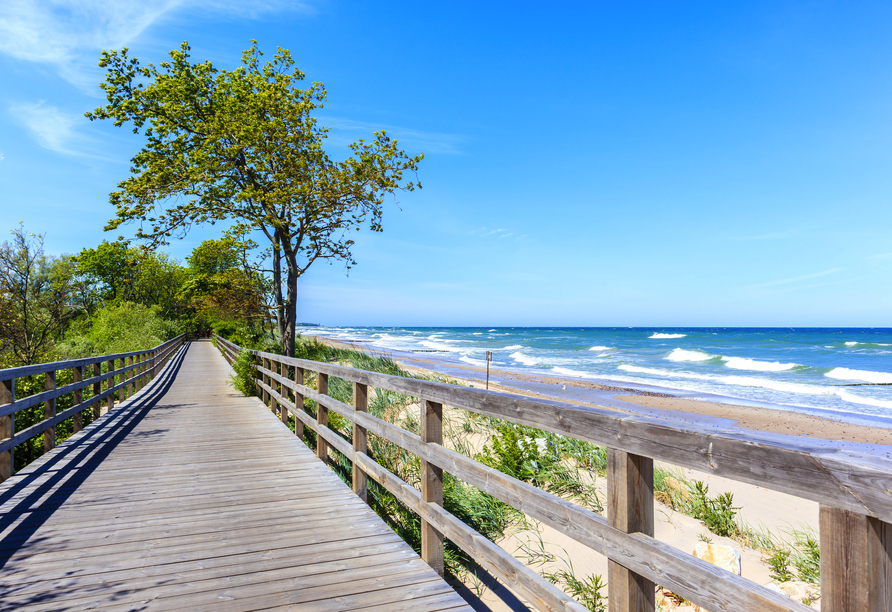 Entlang der Ostseeküste und der weißen Sandstrände können Sie ausgedehnte Spaziergänge und Fahrradtouren machen.