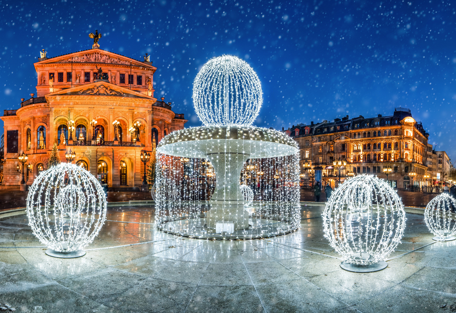 Spazieren Sie an der Alten Oper in Frankfurt vorbei, deren Platz zur Weihnachtszeit bezaubernd geschmückt ist.
