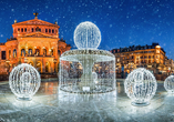 Spazieren Sie an der Alten Oper in Frankfurt vorbei, deren Platz zur Weihnachtszeit bezaubernd geschmückt ist.