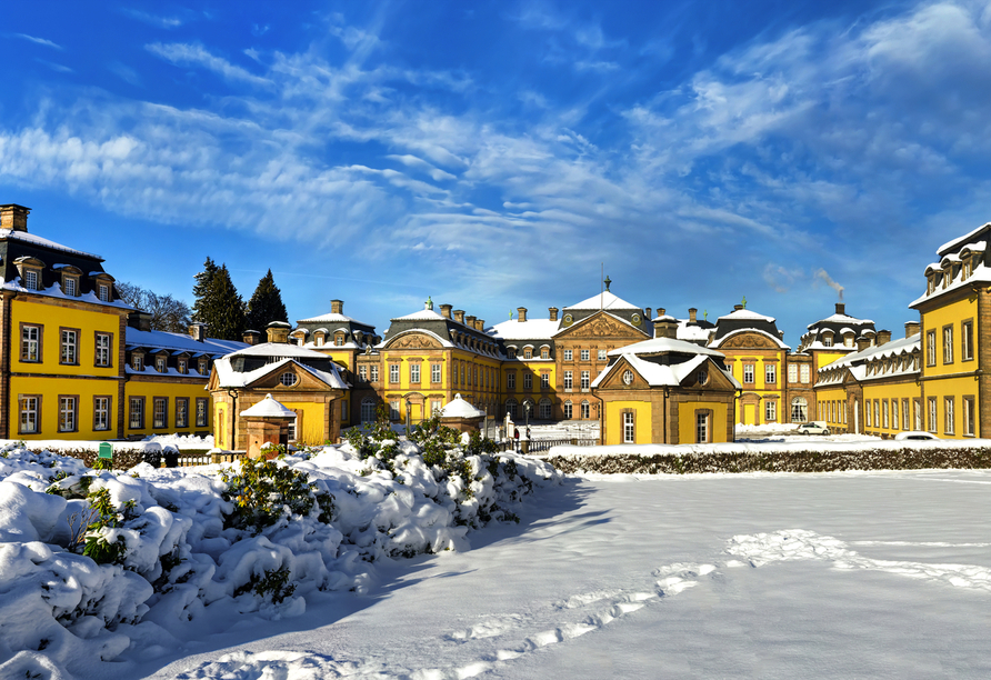 Das Residenzschloss Bad Arolsen zeigt sich in winterlicher Pracht.
