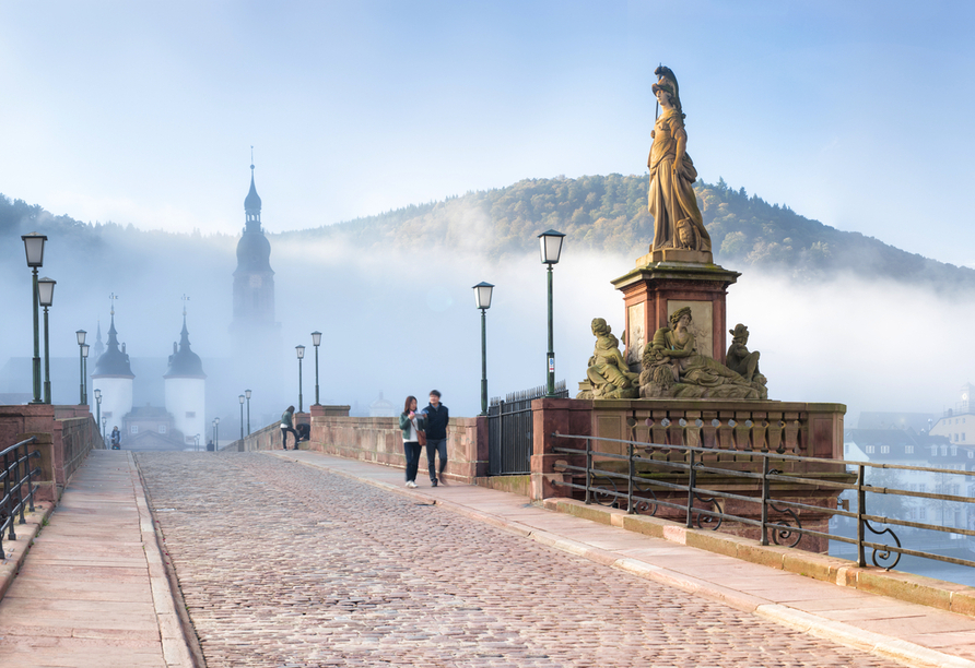 Die alte Brücke verbindet nicht nur Ufer, sondern auch Herzen.