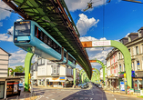 Von Remscheid ist es nicht weit bis nach Wuppertal, wo Sie eine Fahrt mit der einzigartigen Schwebebahn unternehmen können.
