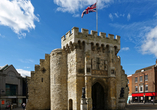 Bestaunen Sie eines der Wahrzeichen von Southampton, das Bargate, ein mittelalterliches Torhaus und ehemaliges Haupttor zur Stadt.