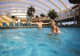 Dank der Glasüberdachung können Sie auch bei kälteren Außentemperaturen den Pool an Bord genießen.