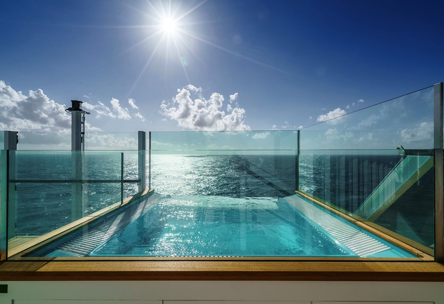 Genießen Sie die endlose Weite des Meeres bei einem Bad im Infinity Pool an Bord.