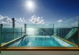 Genießen Sie die endlose Weite des Meeres bei einem Bad im Infinity Pool an Bord.