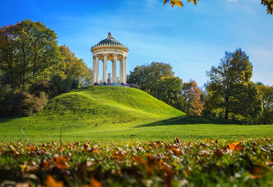 Unternehmen Sie einen Spaziergang durch den Englischen Garten in München.