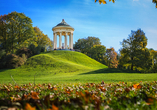 Unternehmen Sie einen Spaziergang durch den Englischen Garten in München.