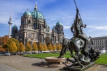 Der Berliner Dom liegt auf der Museumsinsel.