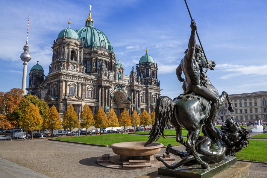 Der Berliner Dom liegt auf der Museumsinsel.