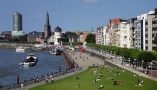 Besuchen Sie Düsseldorf für Shoppingtouren und entspannte Spaziergänge am Rhein.