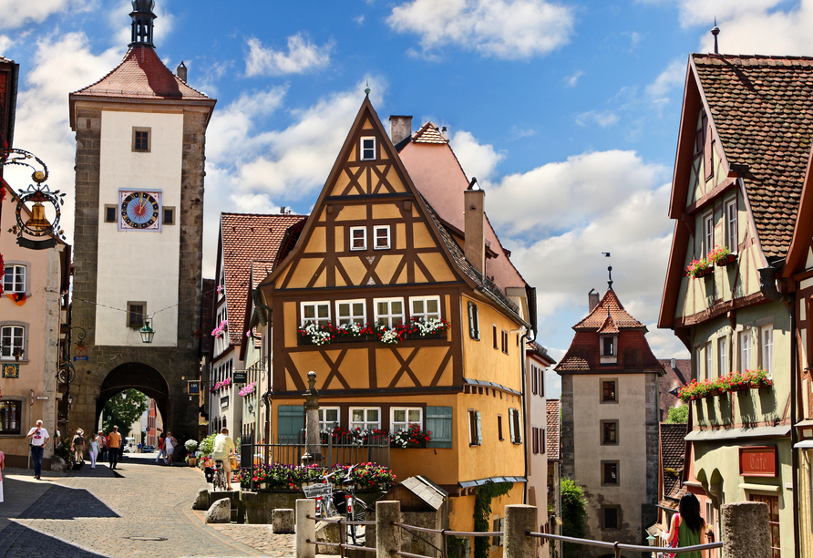Schlendern Sie durch die wunderschöne Altstadt von Rothenburg ob der Tauber.
