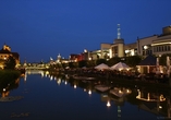 Auch bei Nacht bietet die Innenstadt von Oberhausen am Rhein-Herne-Kanal einen zauberhaften Anblick.