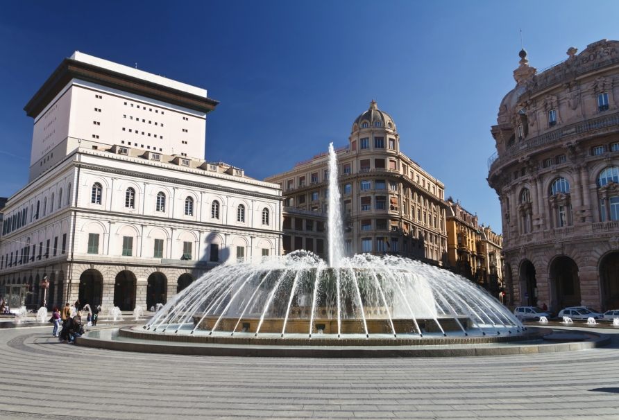 Entdecken Sie die Piazza de Ferrari im Zentrum von Genua.