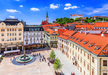 Schlendern Sie durch die Altstadt von Bratislava, von wo aus Sie die Burg bereits erblicken.