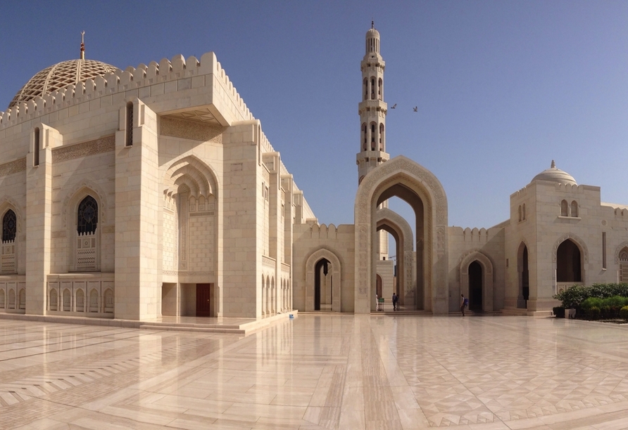 Die eindrucksvolle Sultan-Qabus-Moschee ist das größte islamische Gotteshaus der Welt.