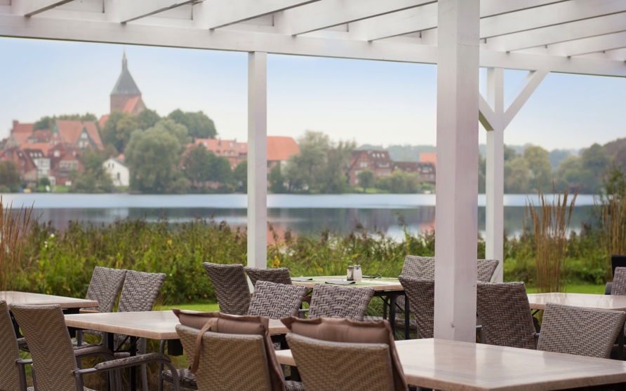 Von der Terrasse aus können Sie auf den See schauen.