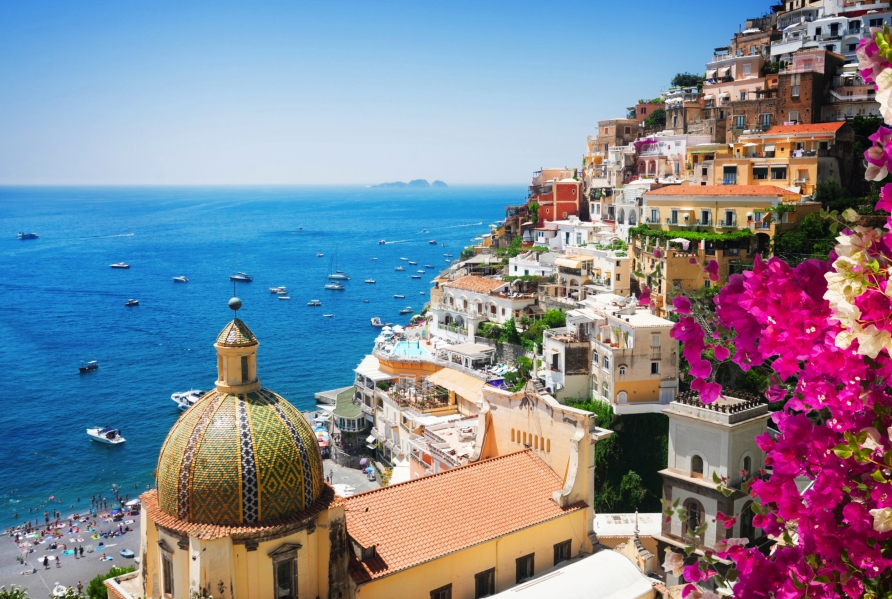 Positano scheint mit seinen bunten Häusern einem Bilderbuch entsprungen zu sein (Ausflug je nach Anreise inklusive).