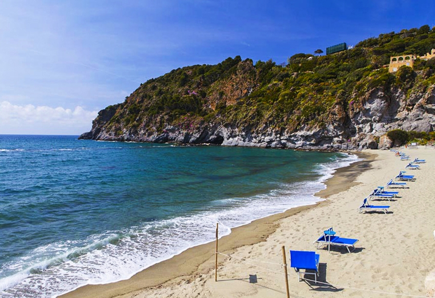 Die Strände von Forio d'Ischia laden zum Entspannen ein.