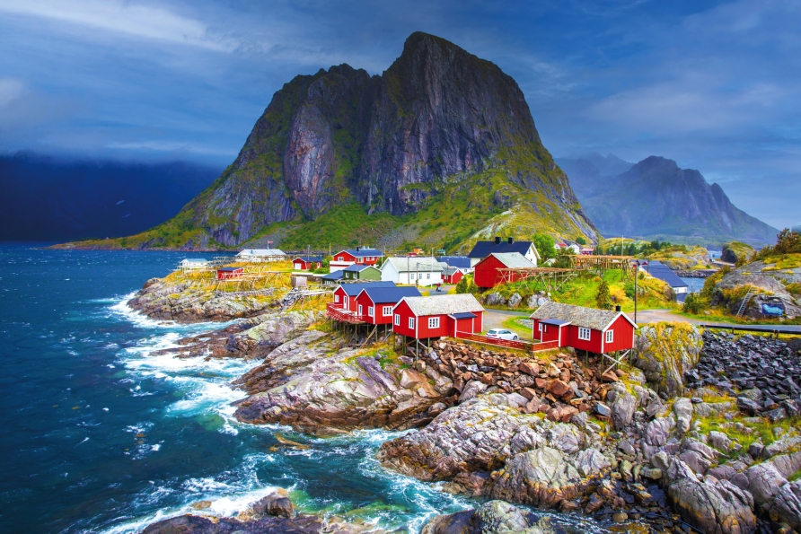Die Inselgruppe der Lofoten beeindrucken mit einzigartiger Natur und den typischen Holzhaussiedlungen.
