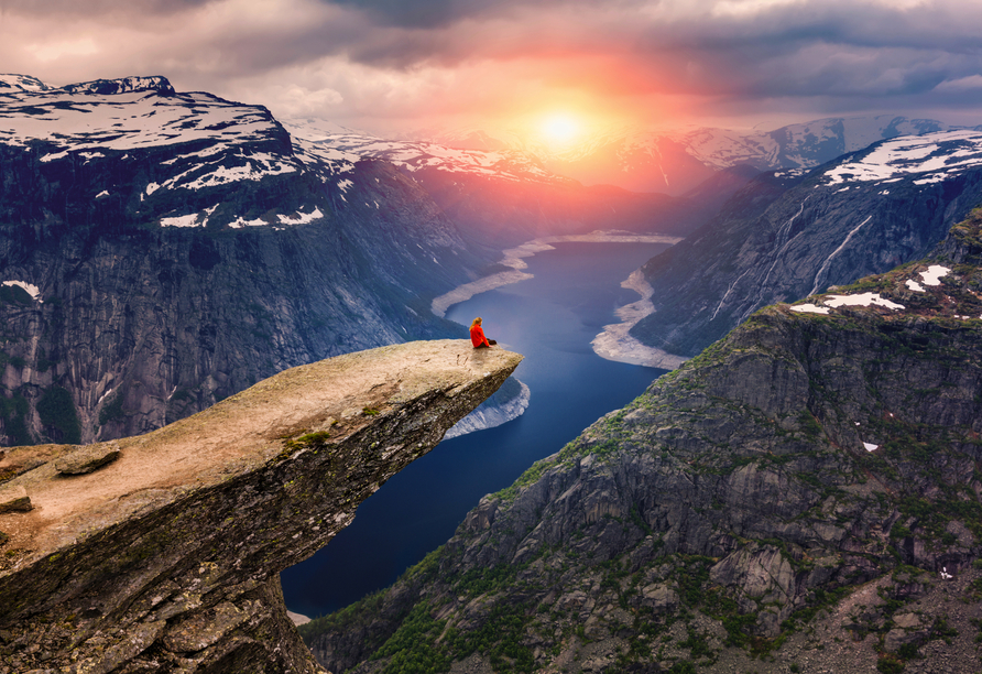 Genießen Sie die atemberaubende Aussicht auf die Klippen Norwegens.