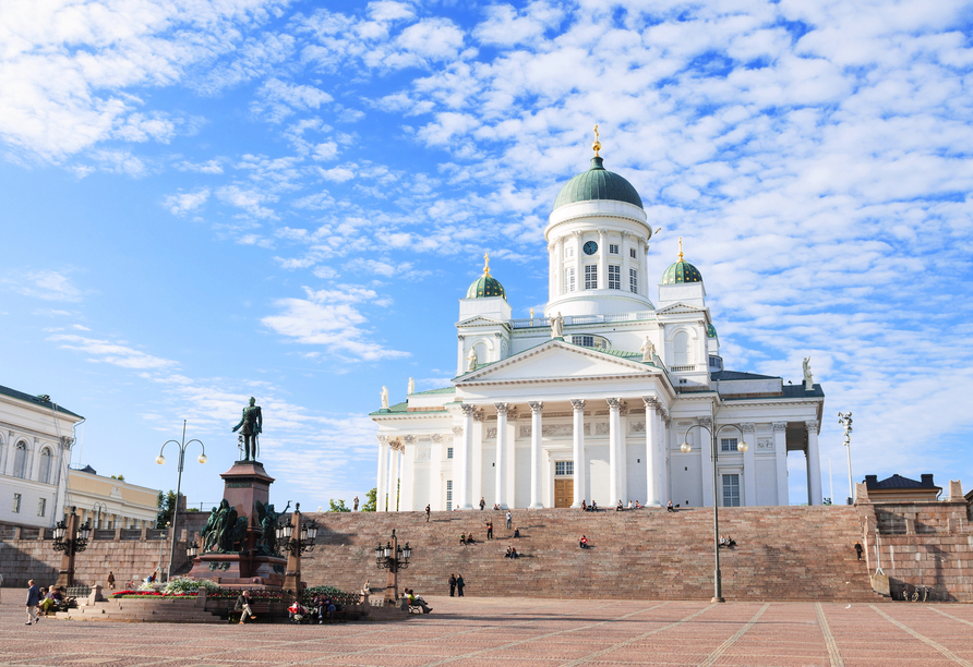 Helsinkis imposante Kathedrale beeindruckt mit ihrer weißen Farbe.