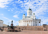 Helsinkis imposante Kathedrale beeindruckt mit ihrer weißen Farbe.