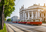 Flanieren Sie entlang der prachtvollen Wiener Ringstraße mit dem Burgtheater.