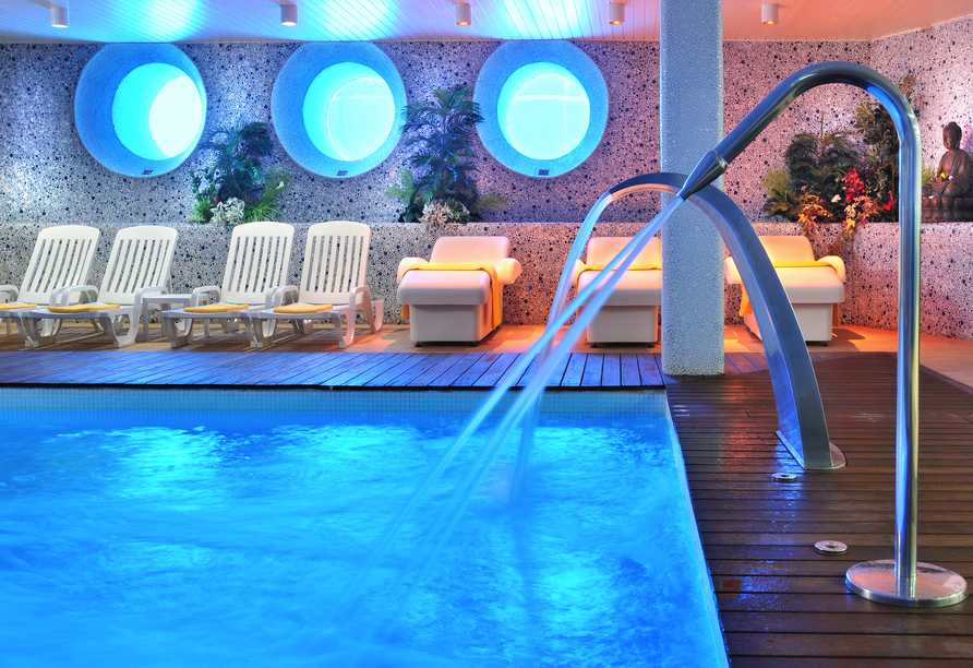 Ziehen Sie gemütlich ein paar Bahnen im Hallenbad des Hotels GHT Oasis & Spa in Tossa de Mar.
