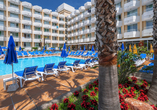 Erfrischen Sie sich im Außenpool des Hotels GHT Oasis & Spa in Tossa de Mar.