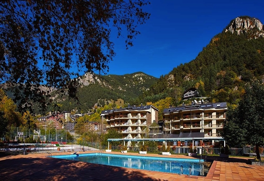 Ihr Hotel St. Gothard in Arinsal liegt umgeben von Bergen.