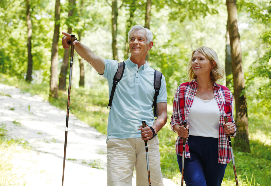 Schnappen Sie sich die Stöcke und Gehen Sie auf die nordische Art – die Umgebung bietet Ihnen zahlreiche Wege & Routen für Nordic-Walking.